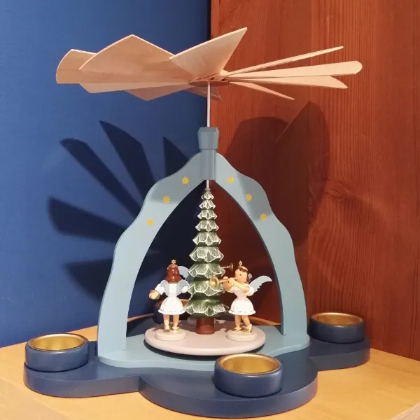 blank-weihnachtspyramide-faltenrockengel-holz-kerzen image 1
