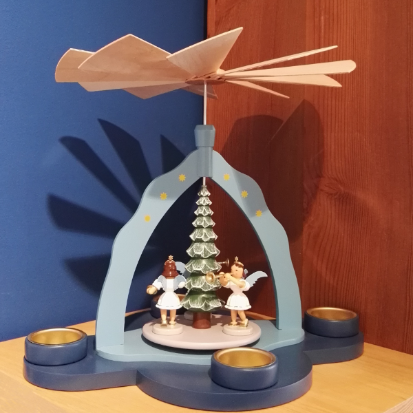 blank-weihnachtspyramide-faltenrockengel-holz-kerzen image 1